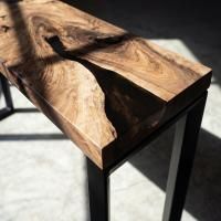 Барный стол из ореха со смолой