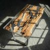 Стол из кусочков граба в смоле